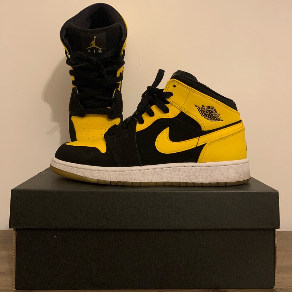 Air Jordan 1 Mid Black/Yellow